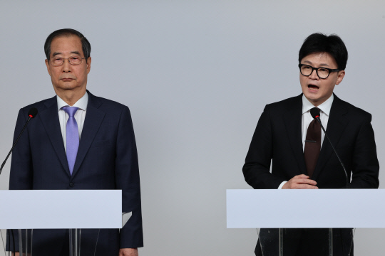 한덕수 국무총리와 국민의힘 한동훈 대표가 8일 오전 서울 여의도 국민의힘 당사에서 국정 수습 방안을 담은 공동 담화문을 발표하고 있다.  [연합뉴스]